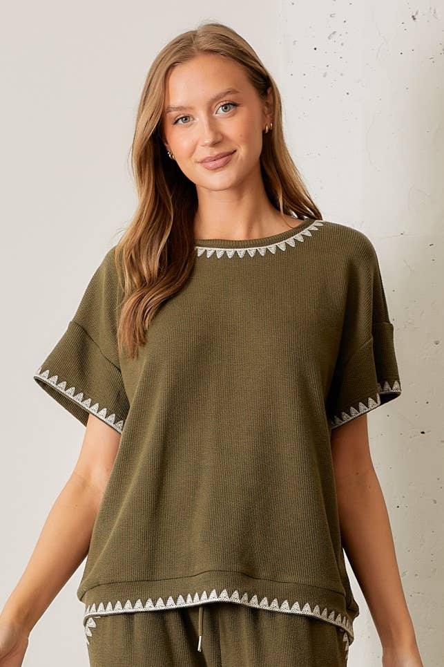 EMBROIDERED RIBBED KNIT TOP: OLIVE / M