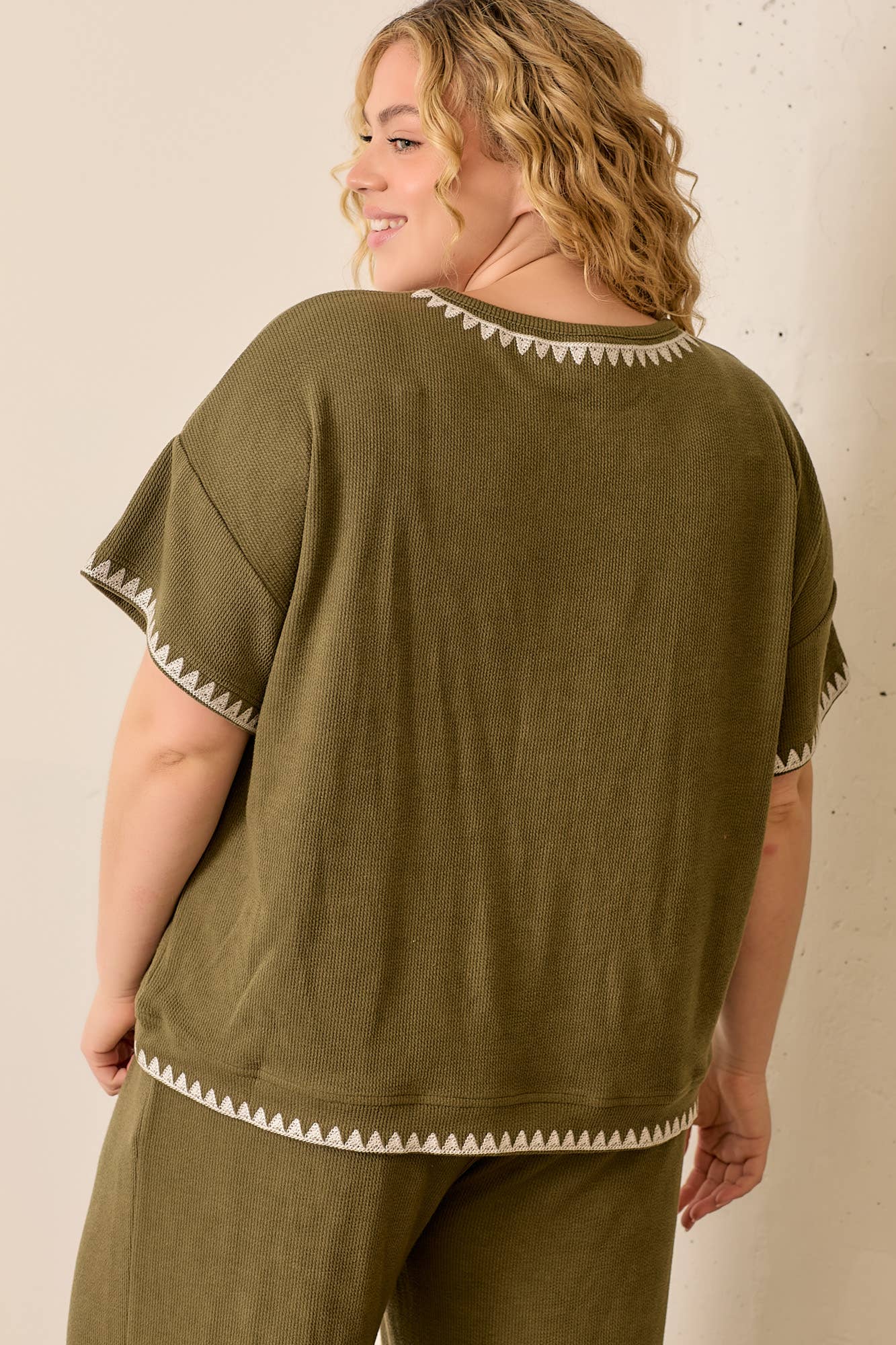 EMBROIDERED RIBBED KNIT TOP: OLIVE / 1X