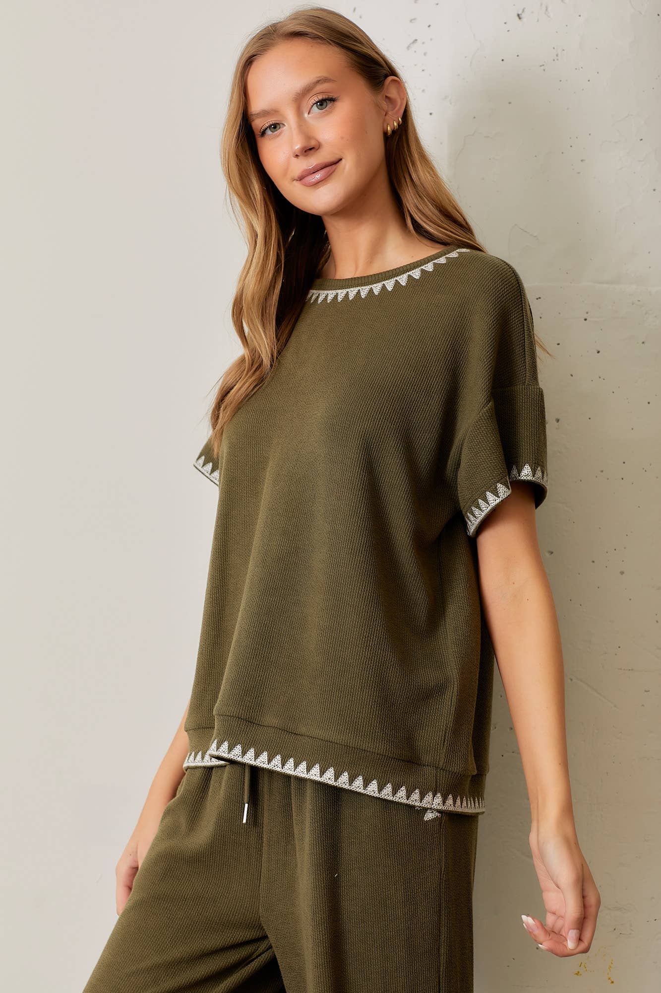 EMBROIDERED RIBBED KNIT TOP: OLIVE / M