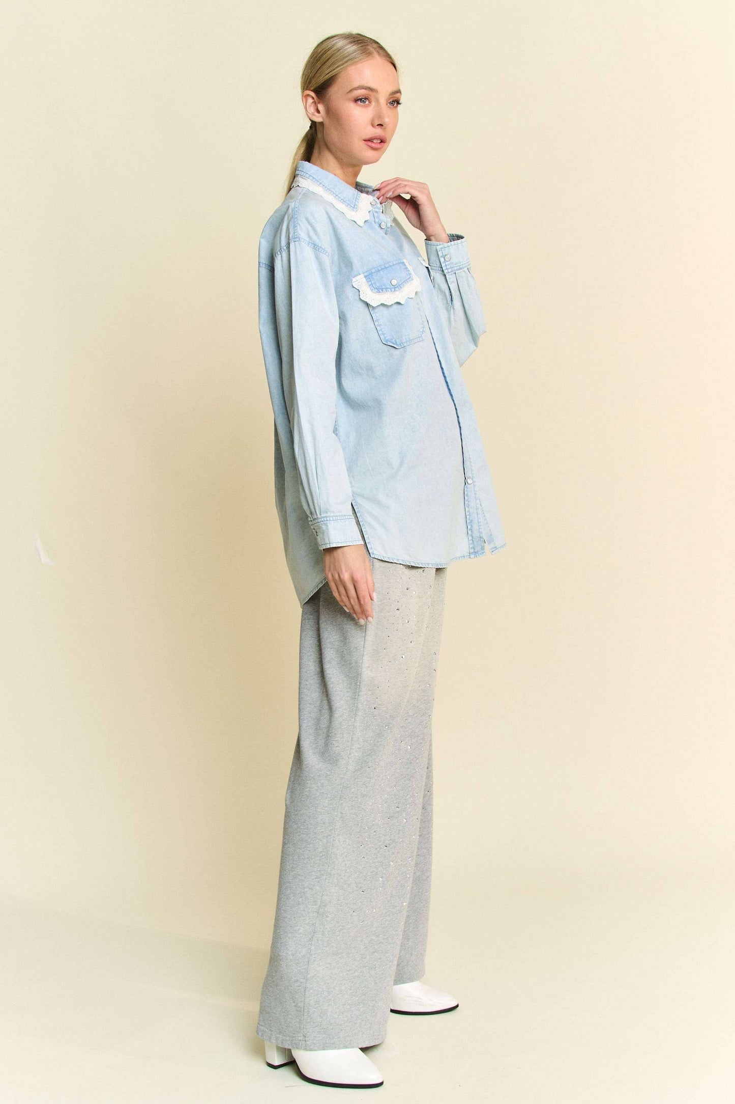 LIGHTWEIGHT WASHED LACE EDGE WAFFLE KNIT SHIRT: Light Denim / S