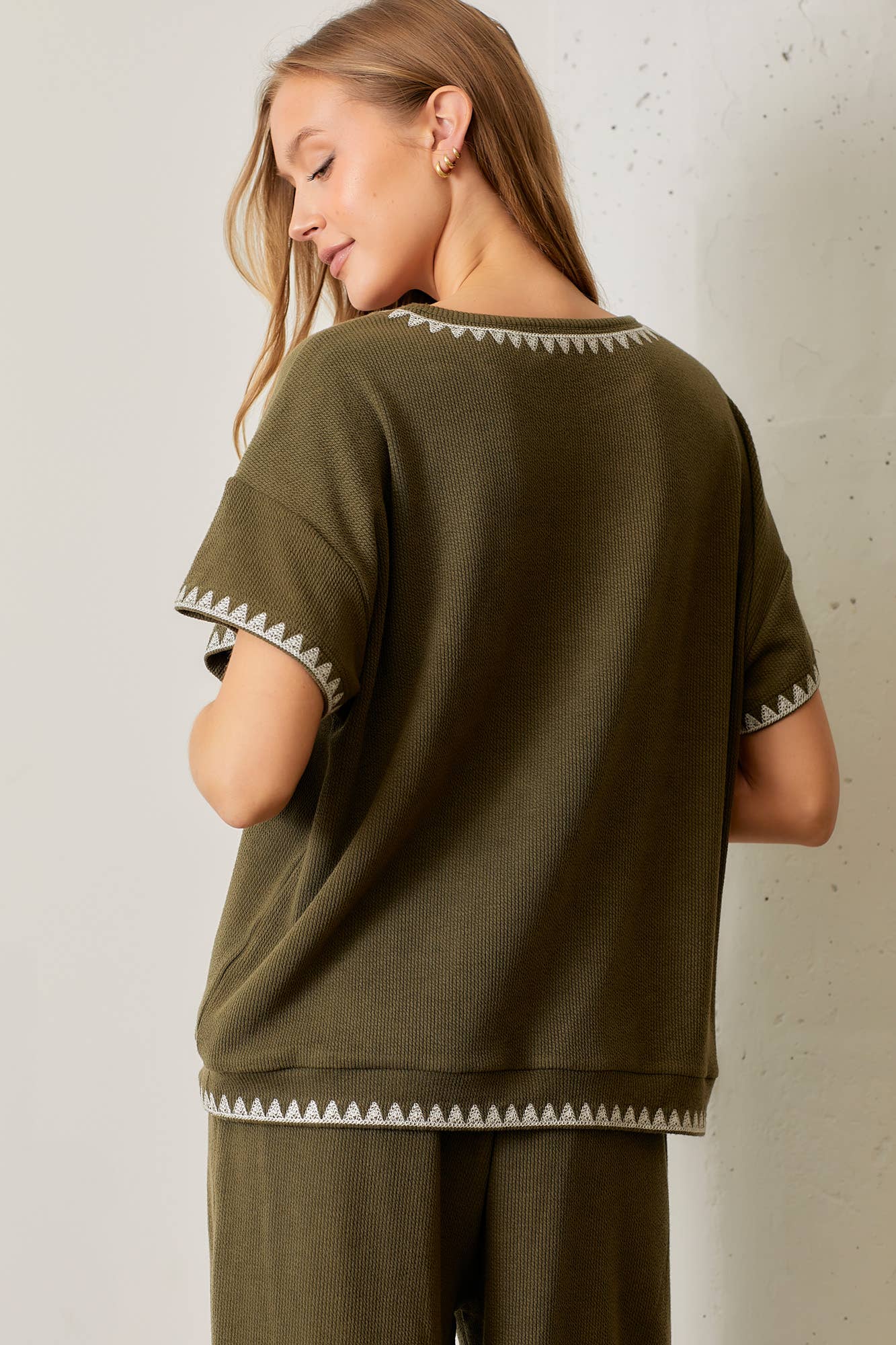 EMBROIDERED RIBBED KNIT TOP: OLIVE / M