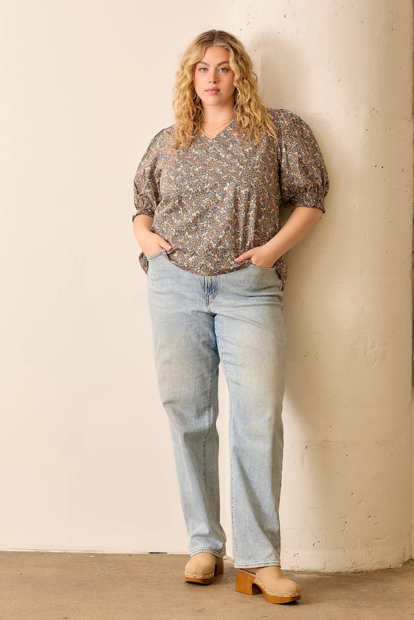 V NECK SMOCKED SLEEVE BLOUSE: BROWN MULTI / 2XL