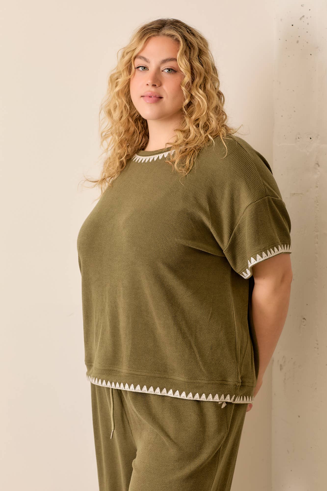 EMBROIDERED RIBBED KNIT TOP: OLIVE / 3XL