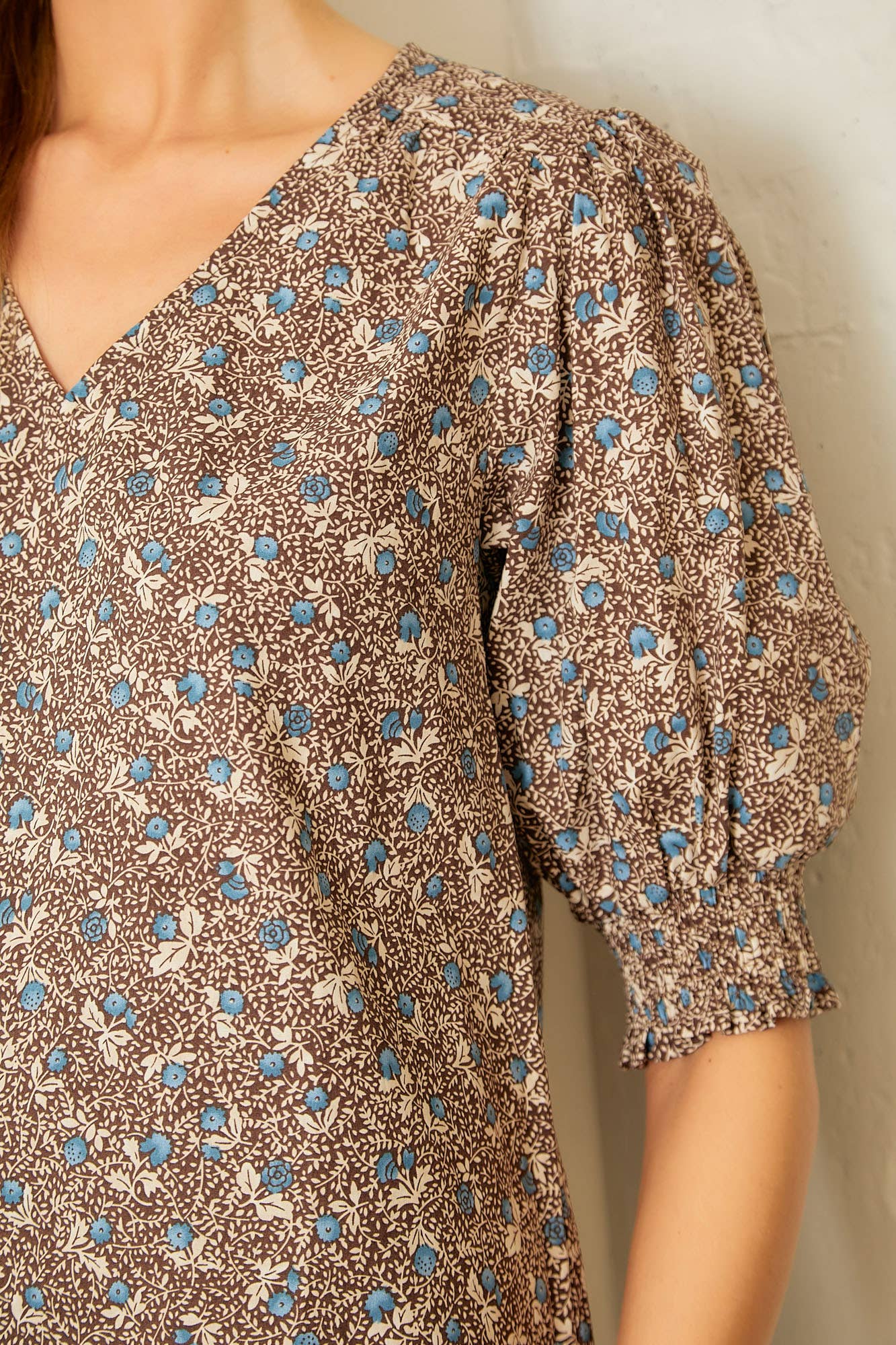 V NECK SMOCKED SLEEVE BLOUSE: BROWN MULTI / S