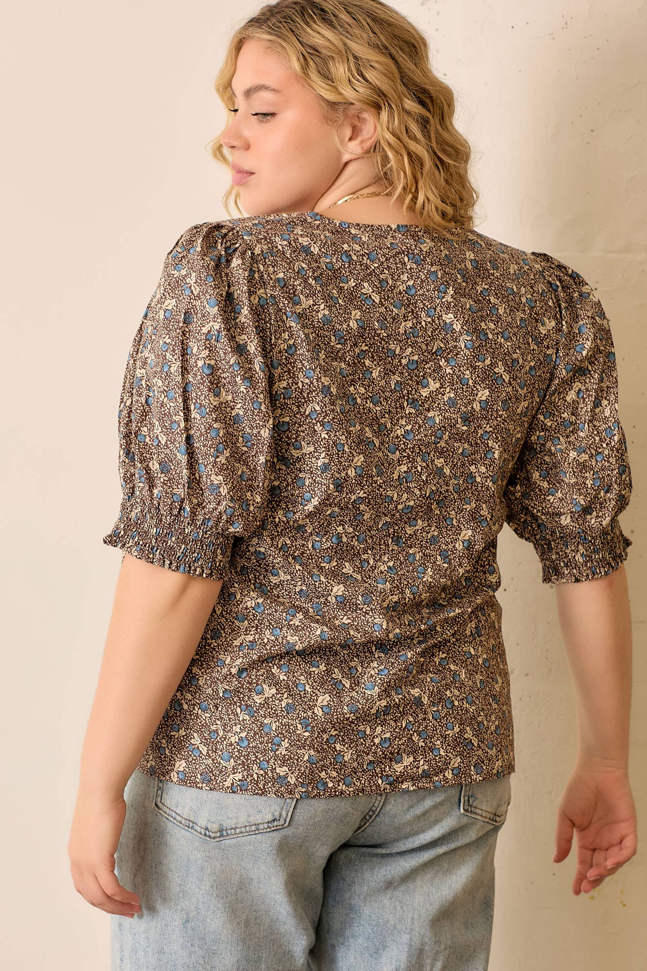 V NECK SMOCKED SLEEVE BLOUSE: BROWN MULTI / 2XL