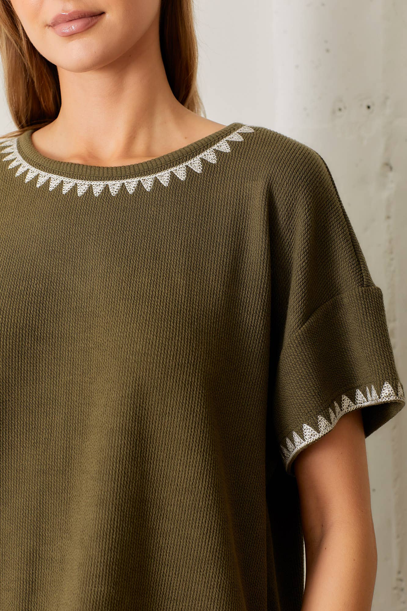 EMBROIDERED RIBBED KNIT TOP: OLIVE / S
