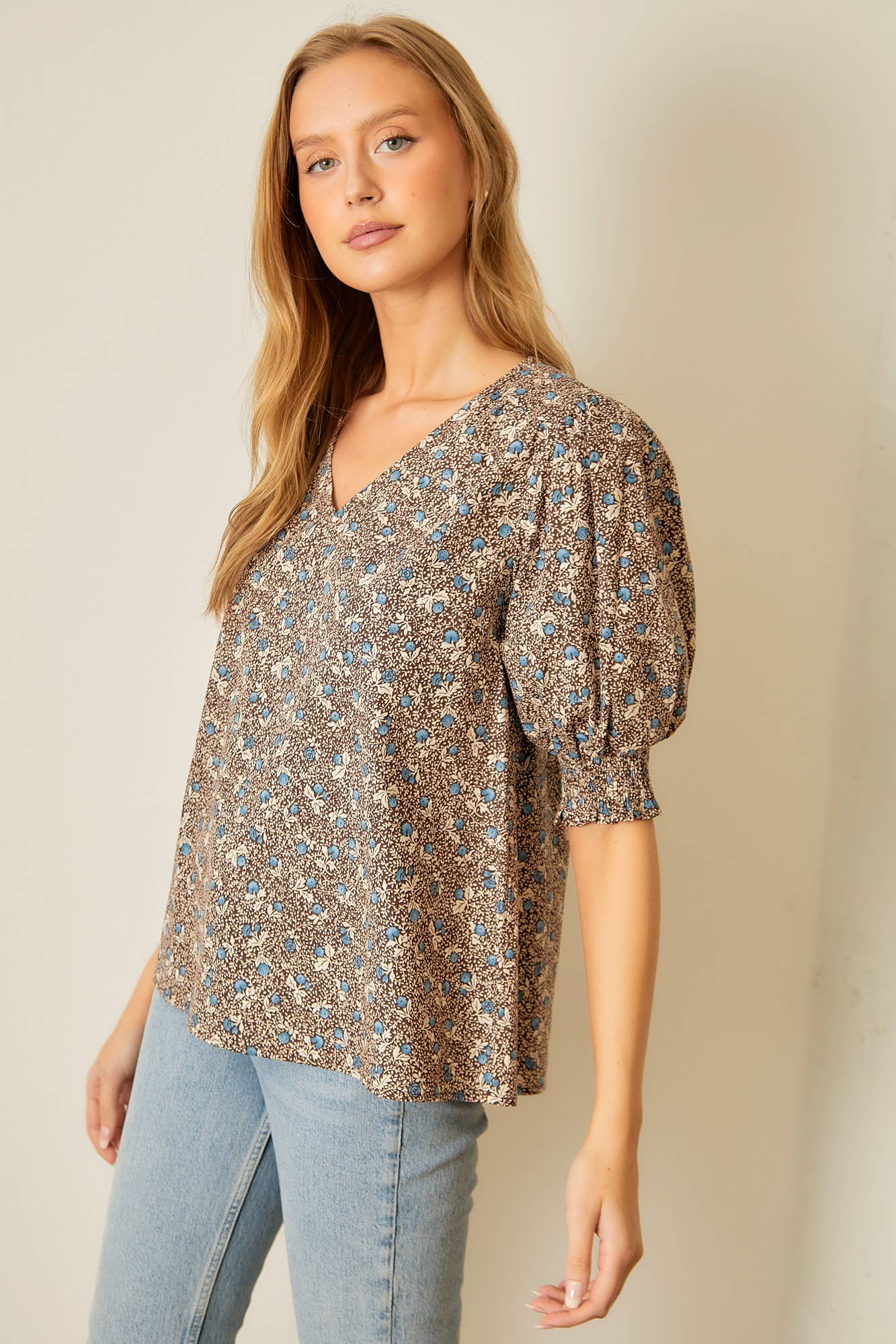 V NECK SMOCKED SLEEVE BLOUSE: BROWN MULTI / S