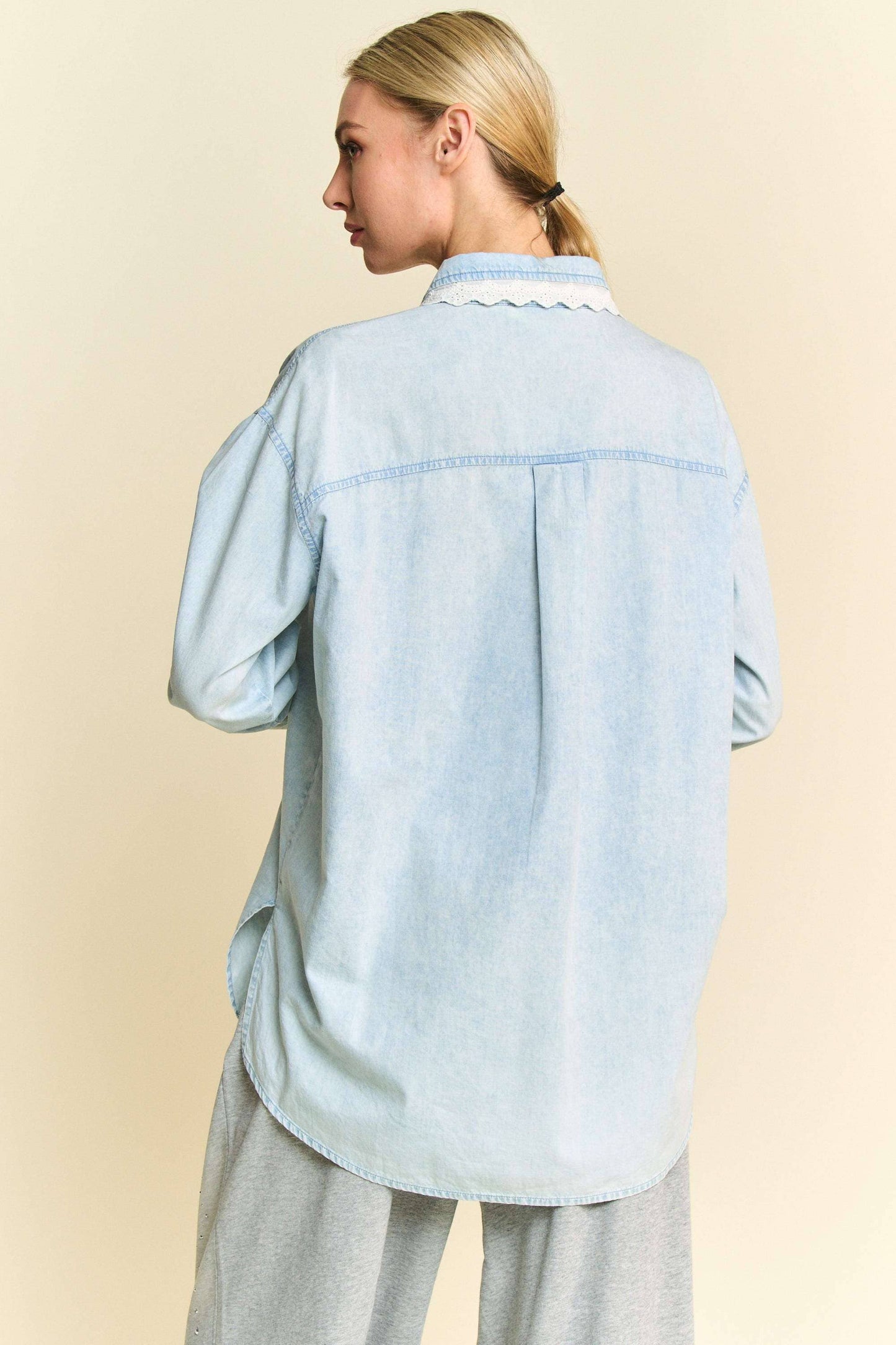 LIGHTWEIGHT WASHED LACE EDGE WAFFLE KNIT SHIRT: Light Denim / S