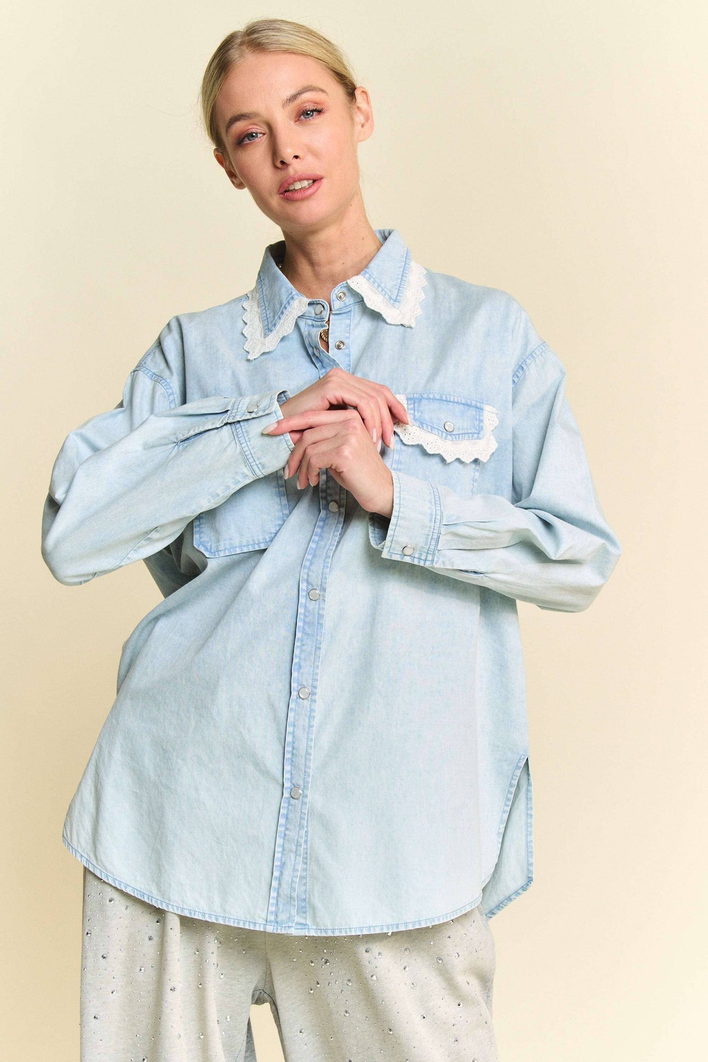 LIGHTWEIGHT WASHED LACE EDGE WAFFLE KNIT SHIRT: Light Denim / S