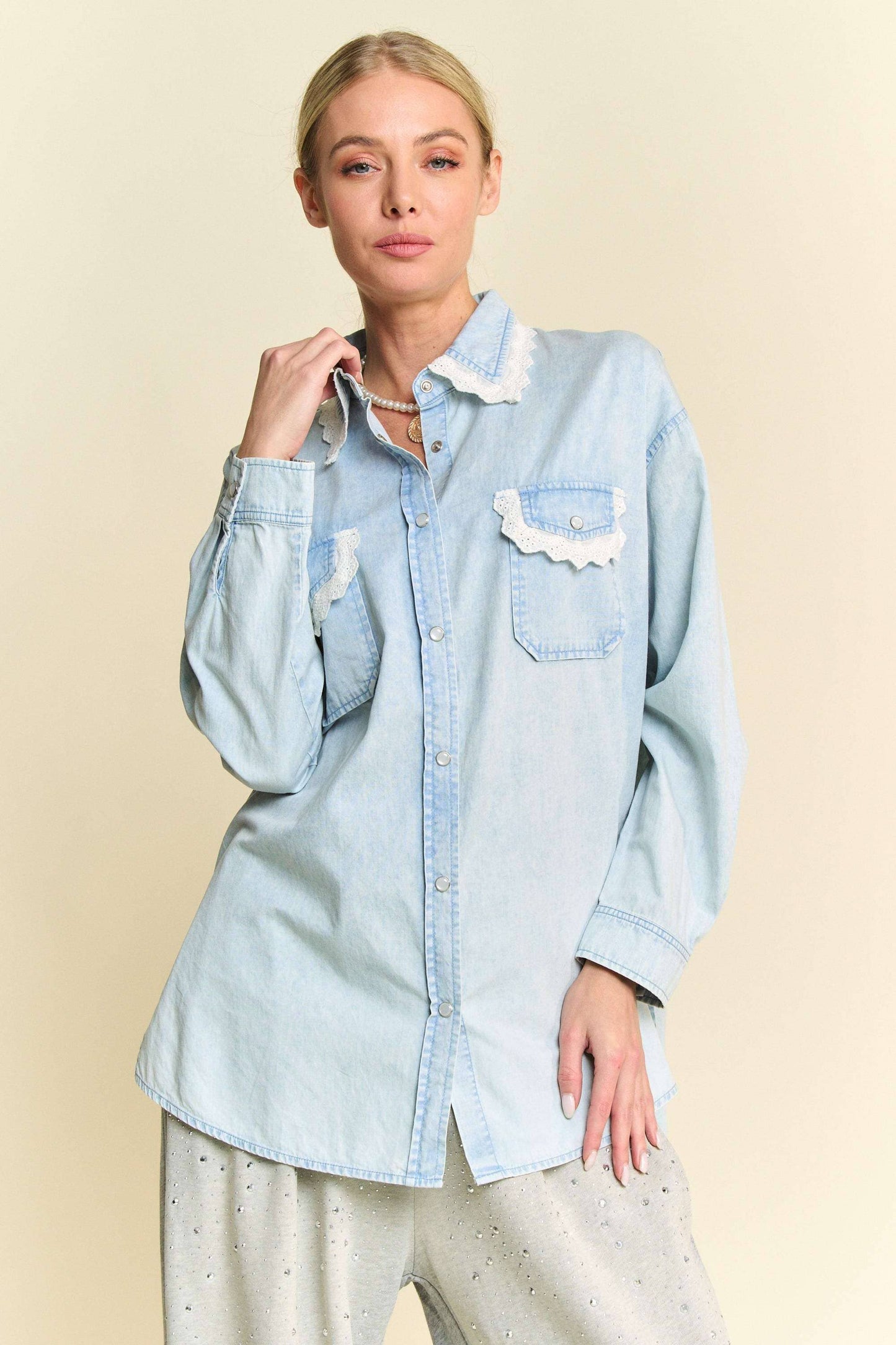 LIGHTWEIGHT WASHED LACE EDGE WAFFLE KNIT SHIRT: Light Denim / S