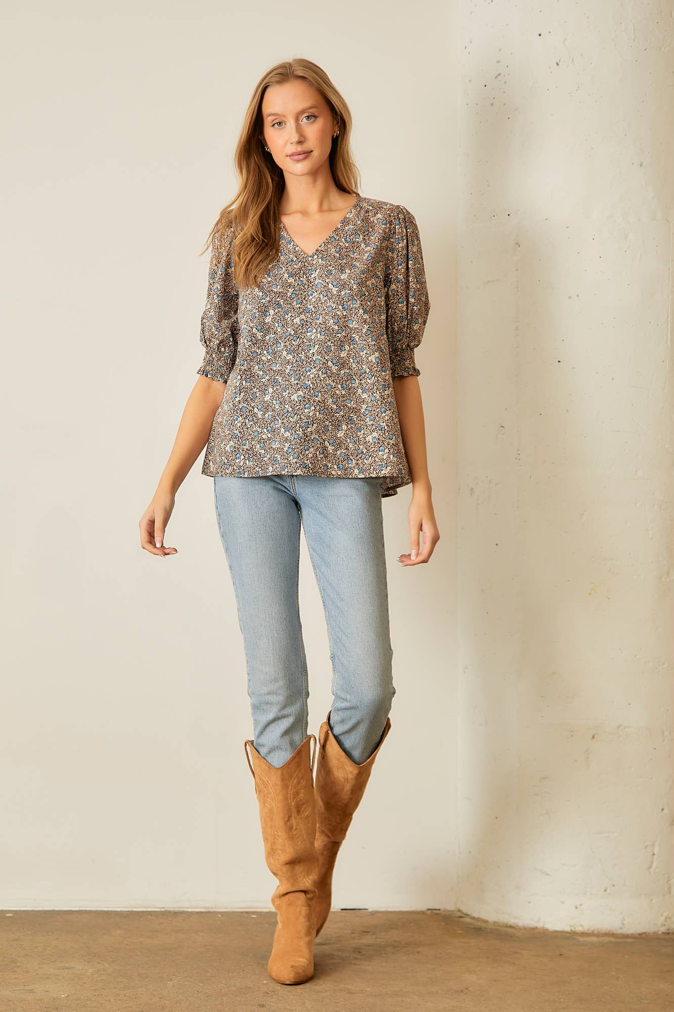V NECK SMOCKED SLEEVE BLOUSE: BROWN MULTI / M