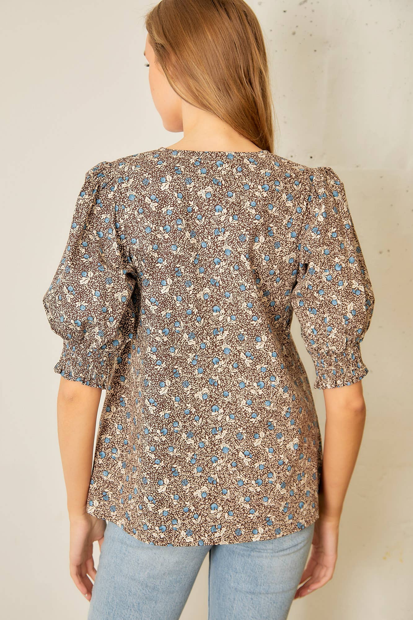 V NECK SMOCKED SLEEVE BLOUSE: BROWN MULTI / M
