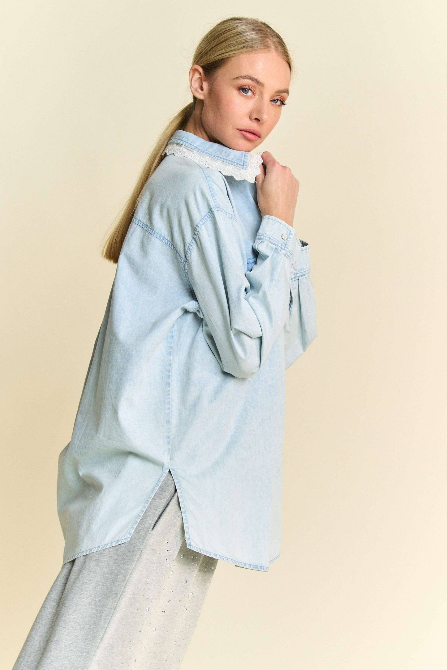 LIGHTWEIGHT WASHED LACE EDGE WAFFLE KNIT SHIRT: Light Denim / S