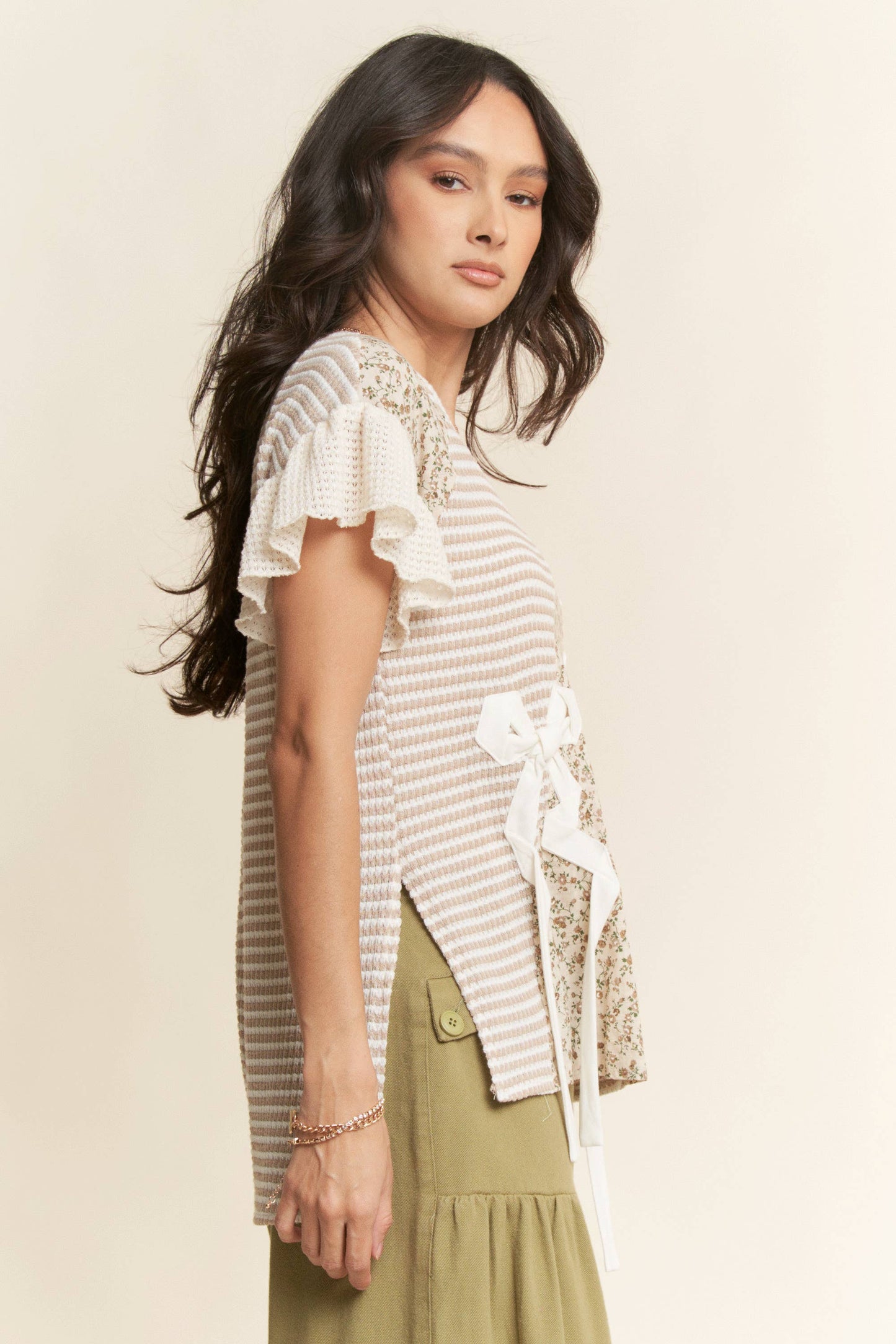 BOW TRIM WAFFLE KNIT COLOR BLOCK SHORT SLEEVE TOP: TAUPE MOCHA / L