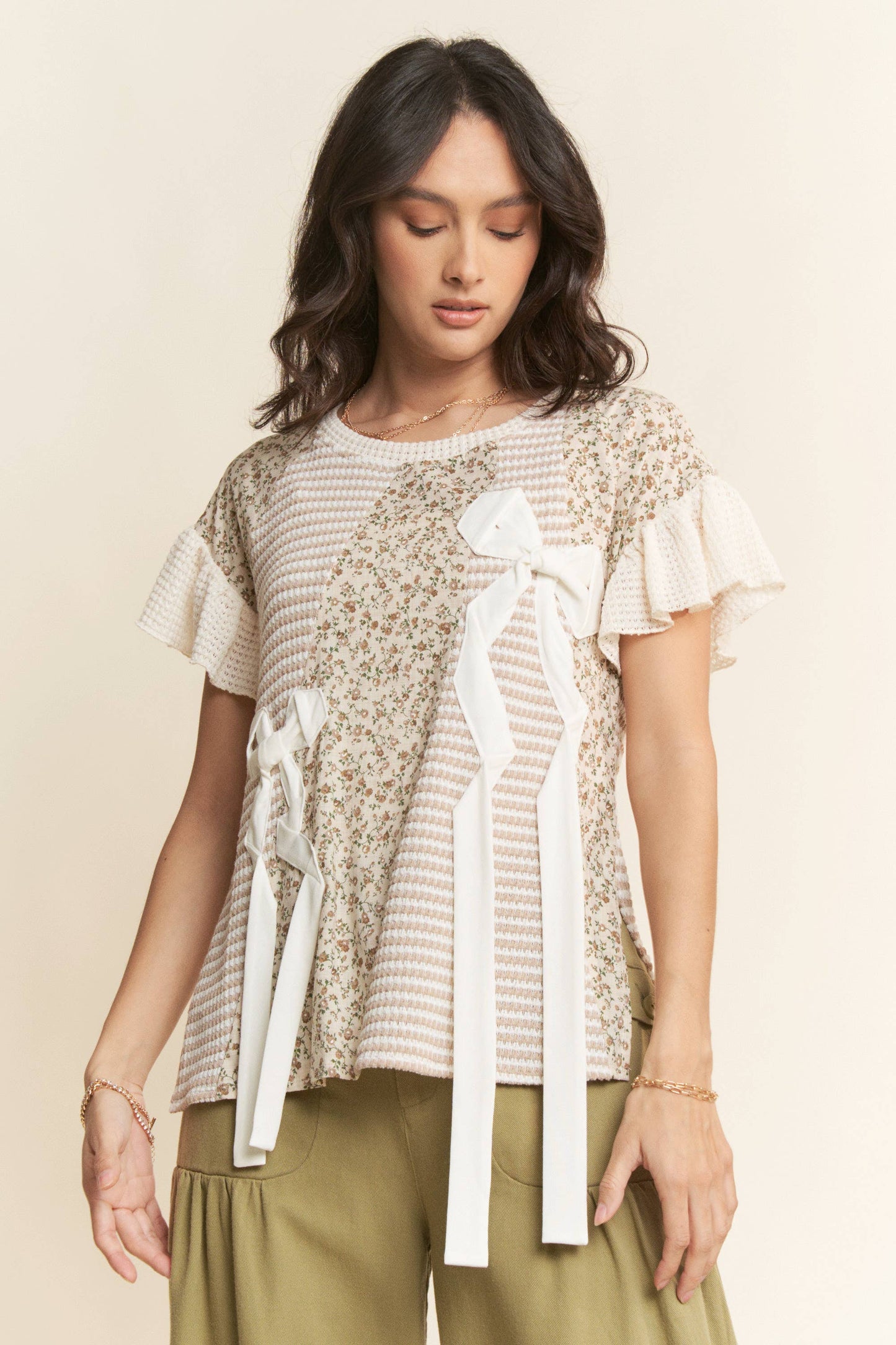 BOW TRIM WAFFLE KNIT COLOR BLOCK SHORT SLEEVE TOP: TAUPE MOCHA / L