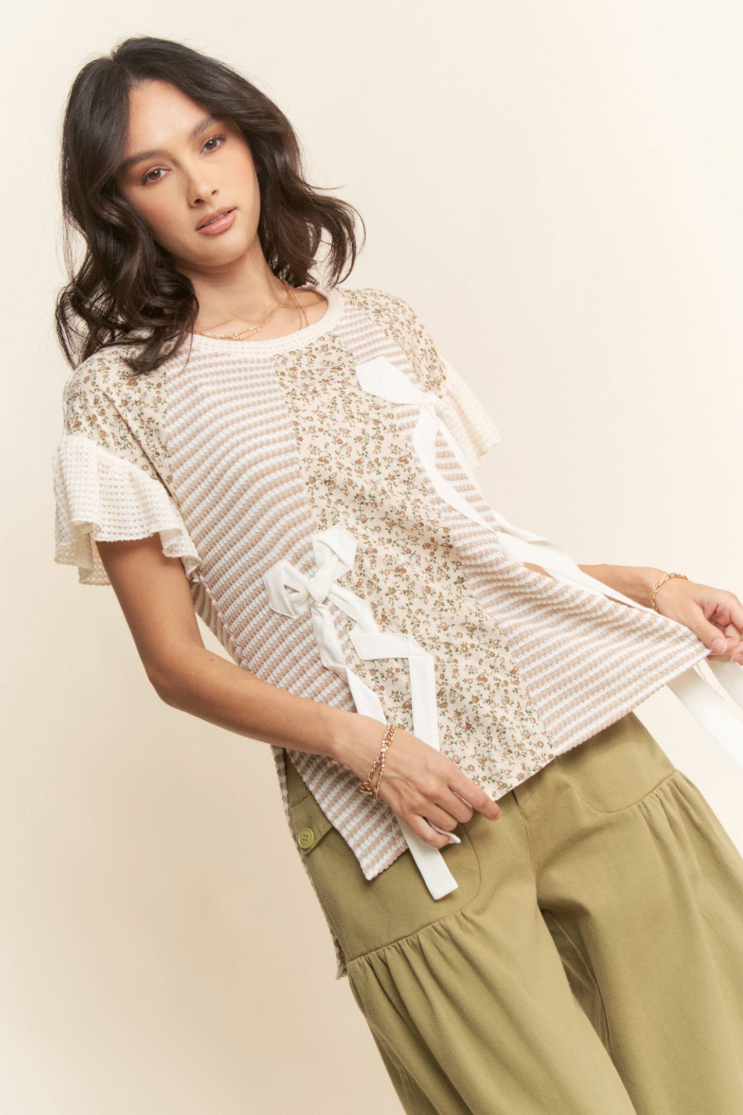 BOW TRIM WAFFLE KNIT COLOR BLOCK SHORT SLEEVE TOP: TAUPE MOCHA / L