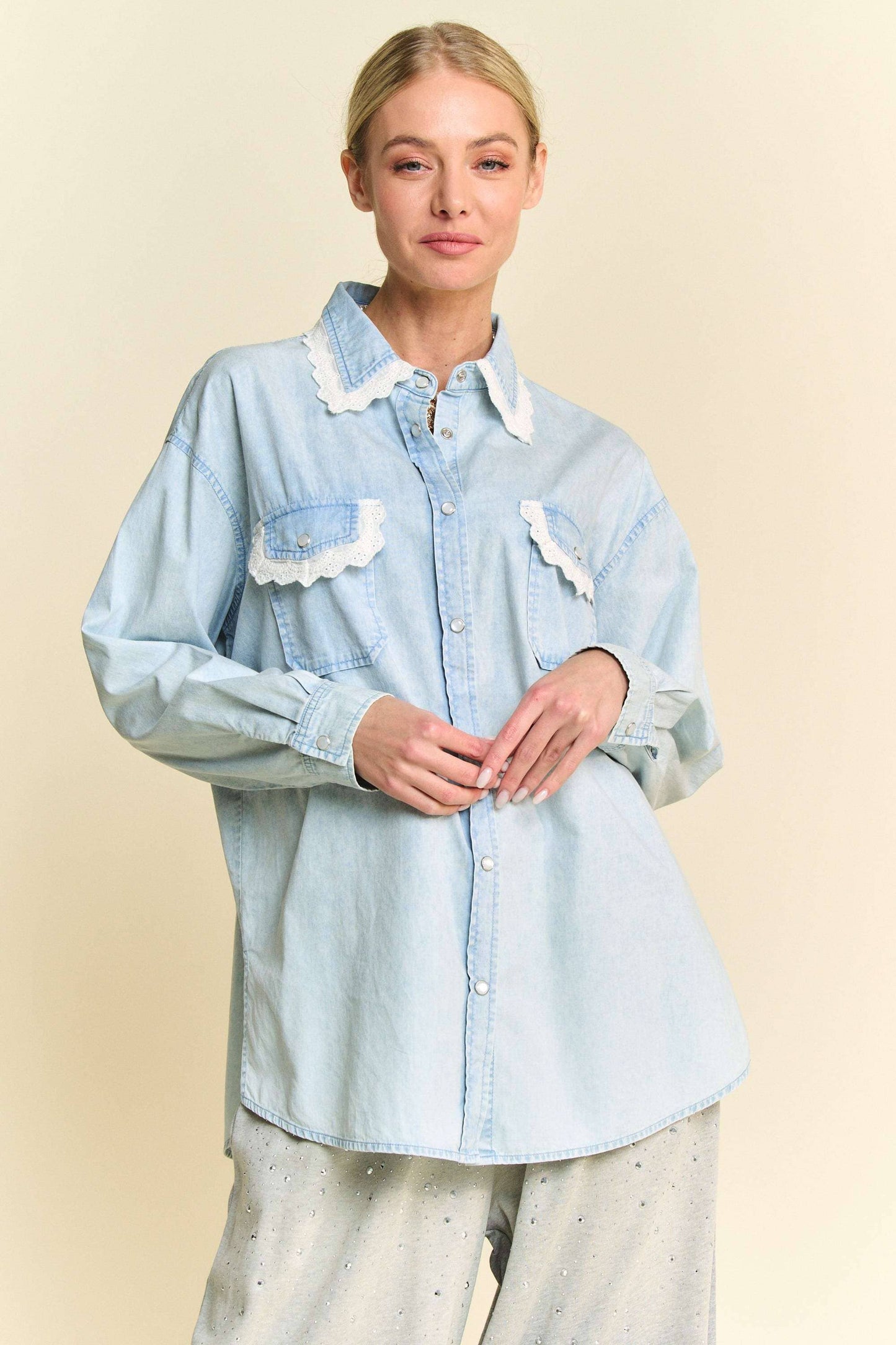 LIGHTWEIGHT WASHED LACE EDGE WAFFLE KNIT SHIRT: Light Denim / S
