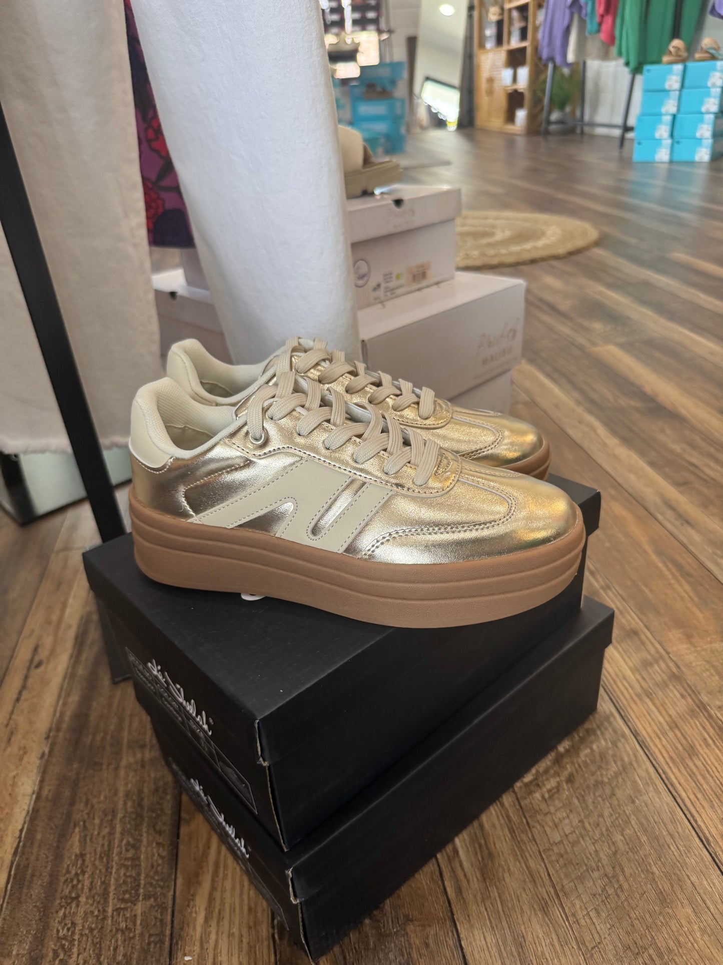 Gillie Gold/Beige platform