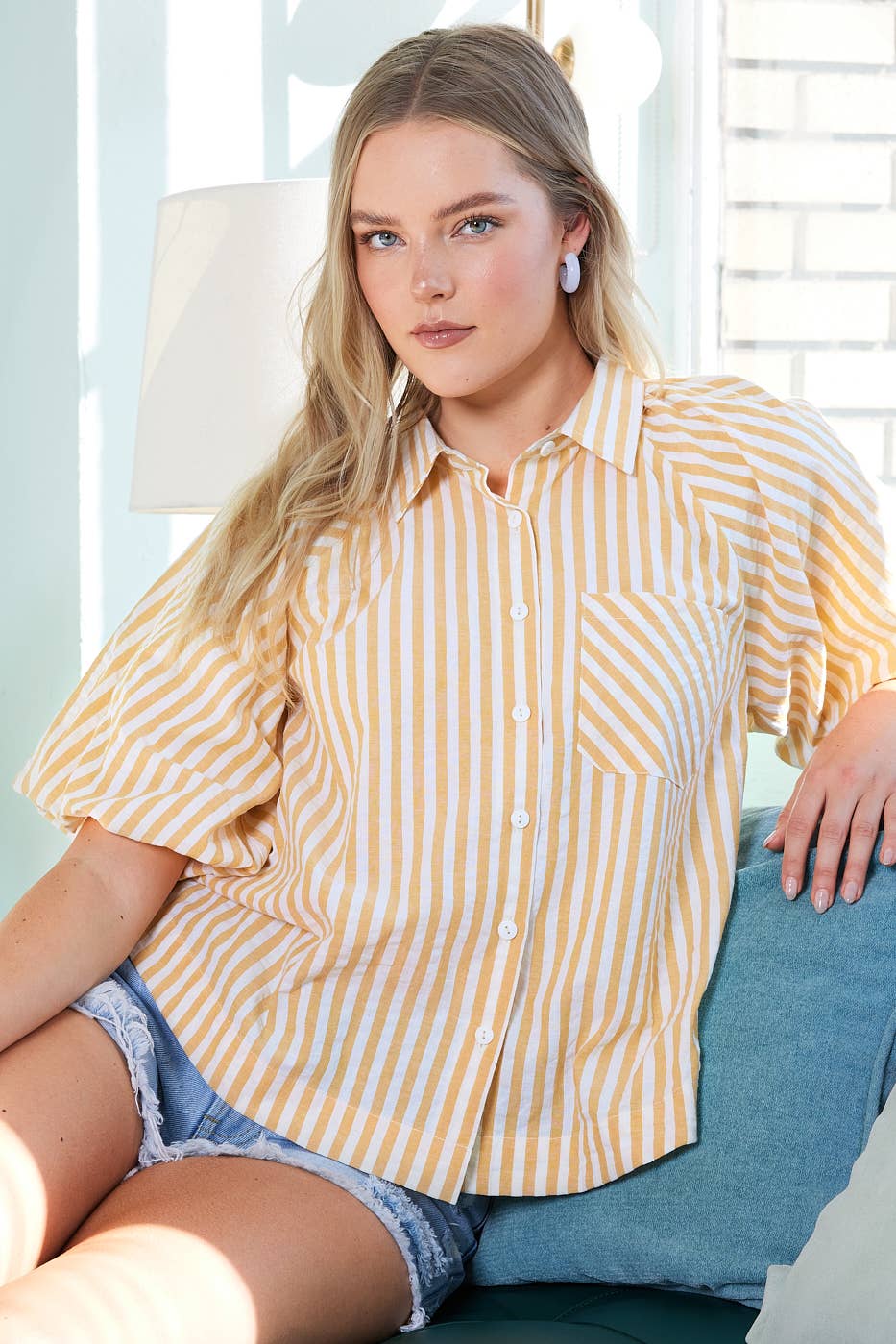 STRIPED PRINT SHORT PUFF SLEEVE BUTTON UP SHIRT: MUSTARD / M