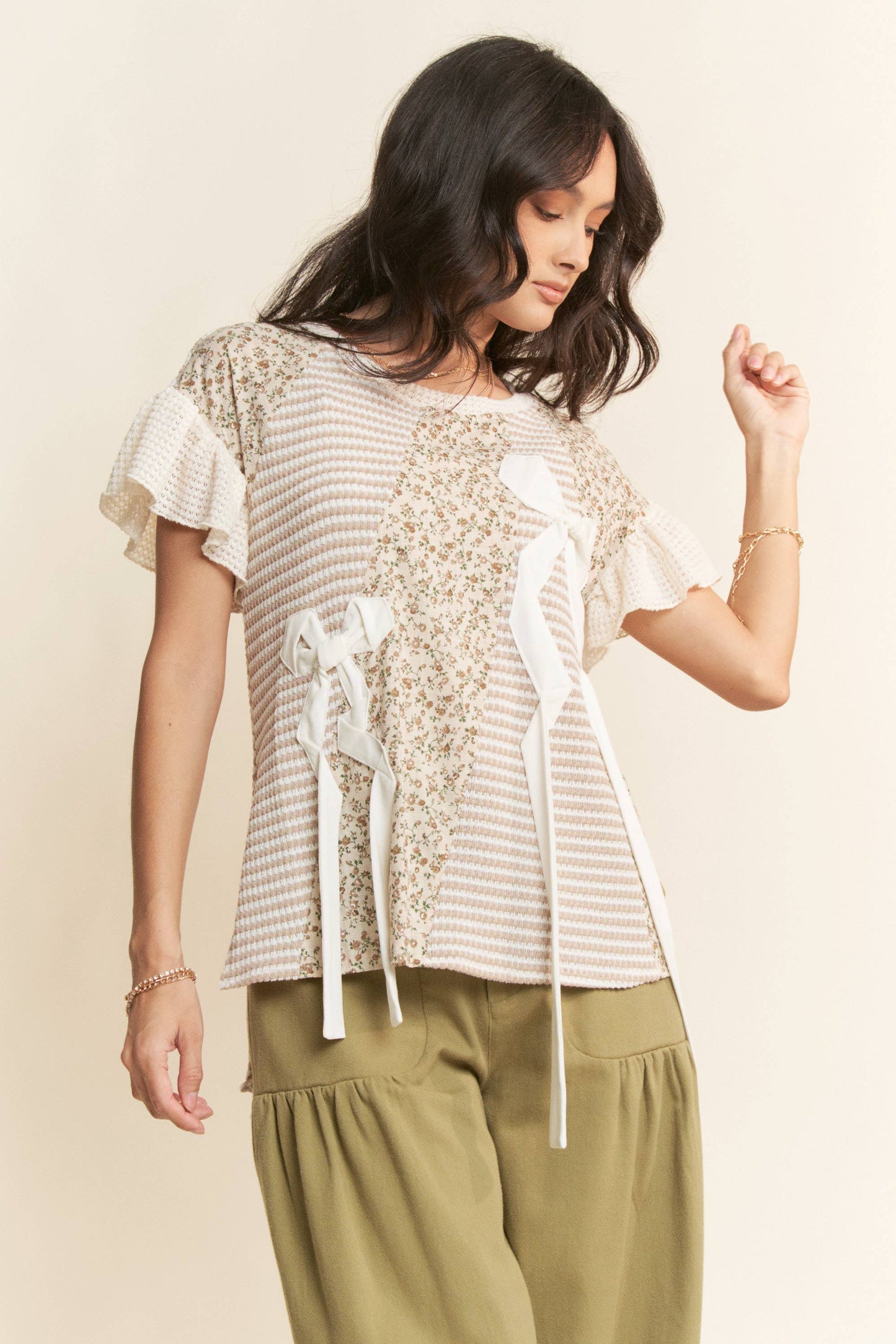 BOW TRIM WAFFLE KNIT COLOR BLOCK SHORT SLEEVE TOP: TAUPE MOCHA / L
