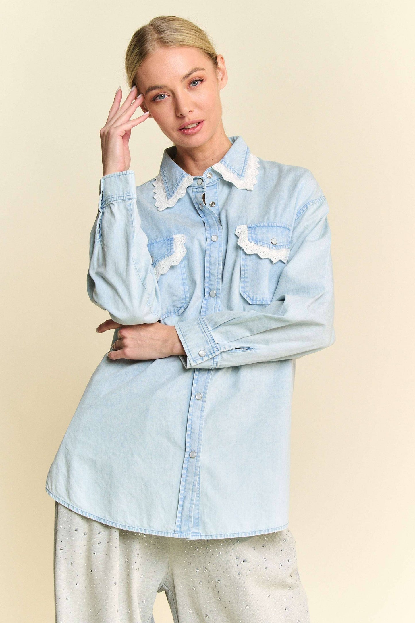 LIGHTWEIGHT WASHED LACE EDGE WAFFLE KNIT SHIRT: Light Denim / S